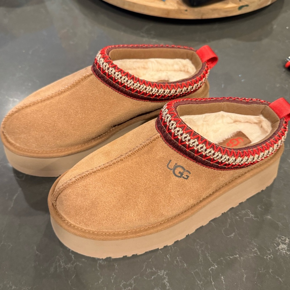 UGG Tazz Platform Slippers, womens size 5 NIB